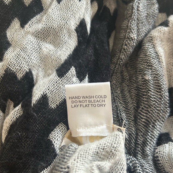 Women’s Infinity Scarf, black and white pattern, one size - Picture 2 of 2